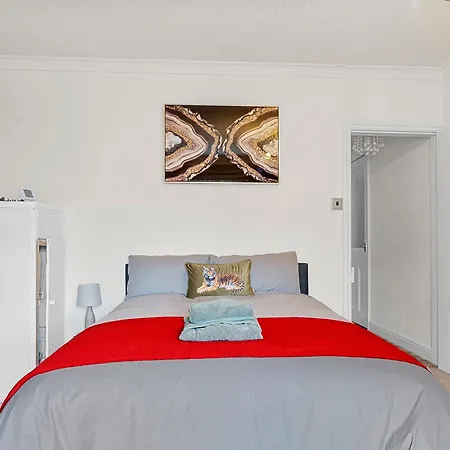 Дом отдыха 3 Bed - Near District *