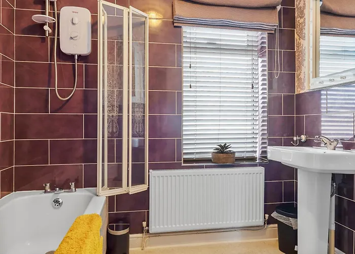 3 Bed - Near District