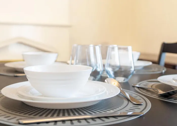 3 Bed - Near District Дом отдыха