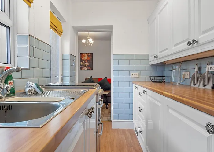 3 Bed - Near District Дом отдыха *