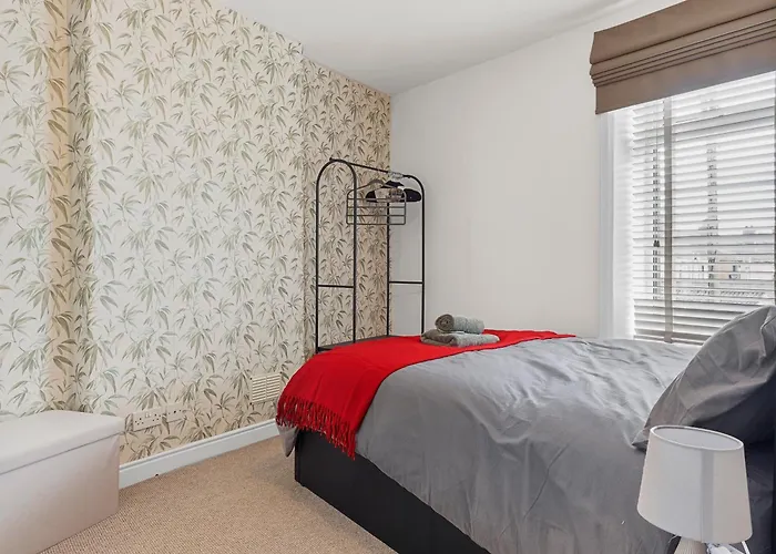 3 Bed - Near District * Вёкингтон