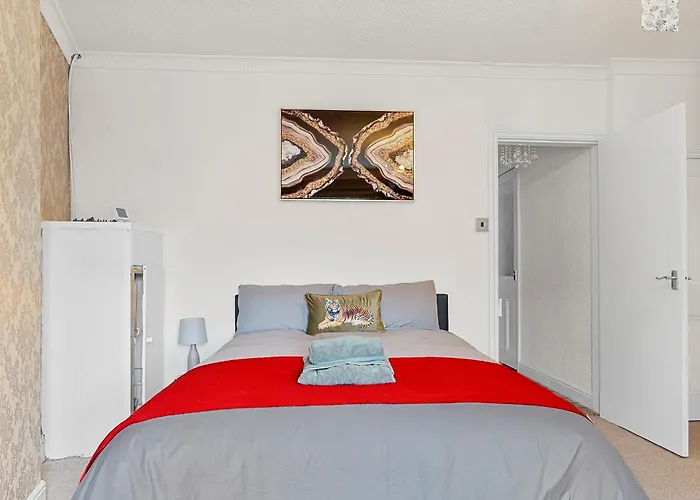 Дом отдыха 3 Bed - Near District *