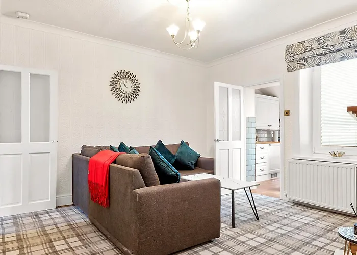 Дом отдыха 3 Bed - Near District