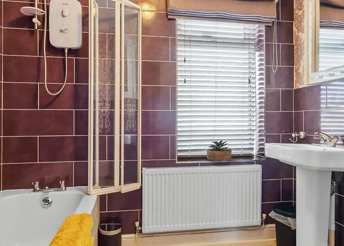 Дом отдыха 3 Bed - Near District *