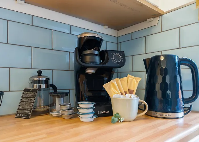 3 Bed - Near District Дом отдыха *